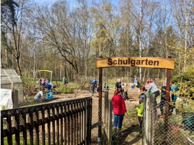 Frühjahrsputz im Schulgarten (Bild vergrößern)