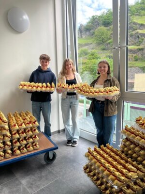 Die Schülervertretung des WHG organisierte die Verteilung der Schoko-Osterhasen (Bild vergr&ouml;&szlig;ern)