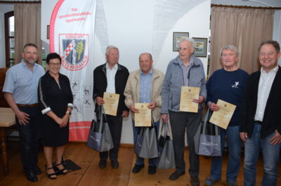 Ernennung der Ehrenmitglieder: v.l. 2. Vorstand Konrad Bender, 1. Vorsitzende Christl Winterstetter, Hermann Barthuber, Michael Madl, Helmt Köberl, Herbert Holzmair, Bürgermeister Florian Schneider