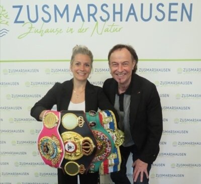 Boxweltmeisterin Tina Rupprecht trägt sich in Gästebuch ein (Bild vergrößern)