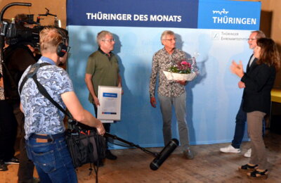 Ehrung durch den MDR und Thüringer Ehrenamtsstiftung; Gratulation hier durch die Kromsdorfer Ortsteilbürgemeisterin Katrin Karpe