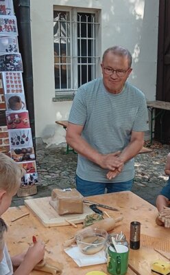 Foto: Rolandstadt Perleberg | Roberto Bölter beim Töpfern im Museum.