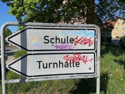 Beschmierte Schilder