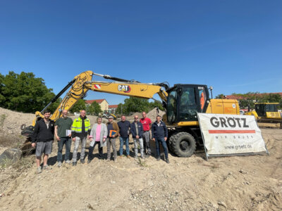 v.l.r Hr. Thieme (ETH), Hr. Geißler (Architekt), Hr. Koch (NETTO Projektleiter), Frau Lindner-Klopsch (1. stellv. Bürgermeisterin), Hr. Rehfeldt (NETTO Gebietsexpansionsleiter), Hr. Hollauf (CEV Handelsimmobilien), Hr. Schmidt (GRÖTZ), Hr. Schulze (Polier SFB), Hr. Grauert (GRÖTZ)