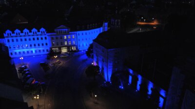 Das Verwaltungszentrum des Werra-Meißner-Kreises und das Landgrafenschloss erstrahlten zur #LightUpTheNight4ME in der Awareness-Farbe Blau. (Bild vergrößern)