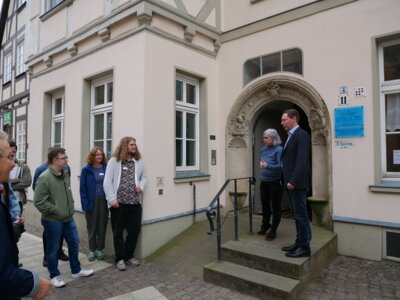 Foto: Rolandstadt Perleberg/René Hill | Diplommedizinerin Sonja Gericke und Bürgermeister Axel Schmidt begrüßen die Studenten vor der Praxis.