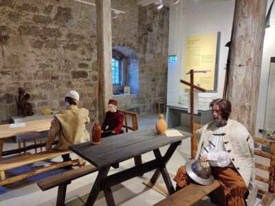 In der Hofstube von Schloss Bertholdsburg herrschte im April und Mai 1525 große Aufregung. Gerüchte von einer bevorstehenden Belagerung Schleusingens machten die Runde. Szene aus der Ausstellung.  Foto: J. Witowski, NHMSchleusingen (Bild vergrößern)