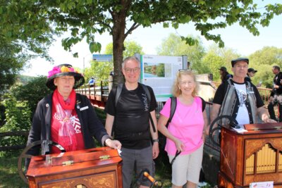 Das Drehorgel-Duo Christian Naujok und Susanne Drews aus Mandelbachtal im festlichen Rahmen der "Wanderung mit dem Landrat" in Bliesmengen-Bolchen am 10. Mai 2025.