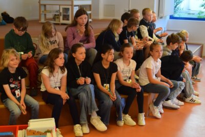 Viertklässler lernen die "Bibliothek im zib" kennen. (Bild vergrößern)