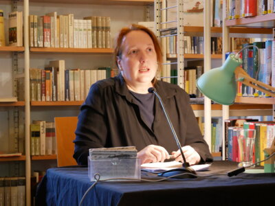 Foto: Rolandstadt Perleberg/Renè Hill | Die Schauspielerin Anja Bilabel zu Gast in der Stadtbibliothek BONA.
