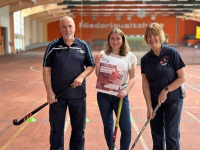 v.l.n.r. Holger Mudrick (Geschäftsführer Kreissportbund OSL e.V.), Emily Jahn (Bildungsbüro Landkreis OSL) und Heidrun Lukas (Vorstandsvorsitzende Kreissportbund OSL e.V. (Bild: Landkreis OSL/Nora Bielitz)