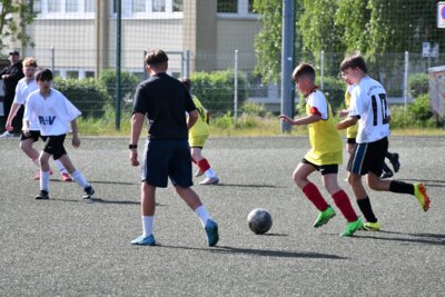 Im ersten Spiel ging es gleich zur Sache, als die Rolandschule die Quandtschule schlug. Am Ende belegten die beiden Teams den zweiten und dritten Platz. Foto: Bernd Atzenroth / Landkreis Prignitz (Bild vergrößern)