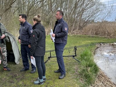 Kürzlich fanden entlang des Senftenberger Sees Kontrollen an beliebten Angelstellen statt. Im Vordergrund der gemeinsamen Kontrolle der Unteren Fischereibehörde OSL in Zusammenarbeit mit dem fischereiausübungsberechtigten Fischer des Sees, ehrenamtlichen Fischereiaufsehern sowie Polizisten der Polizeiinspektion Oberspreewald-Lausitz stand die Präventionsarbeit. (Fotos: Landkreis OSL/Sarah Werner) (Bild vergrößern)