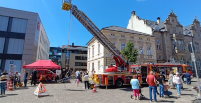 100 Jahre DLRG in Bückeburg -  Wir waren bei der große Blaulichtmeile in der Innenstadt dabei. (Bild vergrößern)