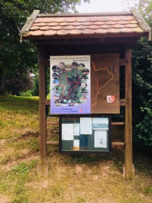 Starttafel des Natur- und Kulturlandschaftslehrpfades Merzhausen in der Waldstraße