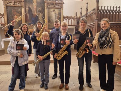Am Projekt beteiligte Schüler sind stolz auf diese neue CD.
