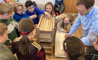 Pfeifen, Tasten, Wind und viele flinke Finger: Die Klasse 4a baut eine Mini-Orgel in St. Johann