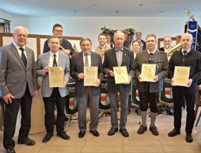 Von links nach rechts: Der Vereinsvorsitzende Günther Thaller mit den beim Jahrtag anwesenden Geehrten Alois Schmelzer (50 Jahre), Felix Amann (50), Lutz Nehring (50), Hermann Schien jun. (25), Armin Mayerhofer (10). (Bild vergrößern)