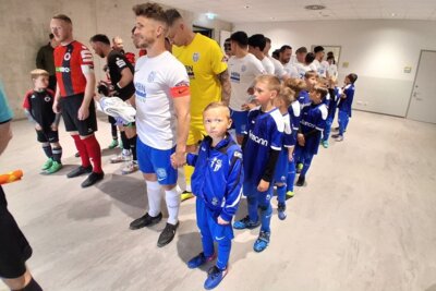 👬 DSC vs FCO: F-Junioren als Einlaufkinder (Bild vergr&ouml;&szlig;ern)