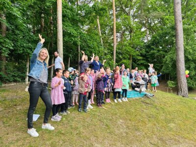 Die Erzieherinnen und Kinder der Kita Waldentdecker begrüßten die Gäste mit einem Lied I Foto: Martin Ferch (Bild vergrößern)
