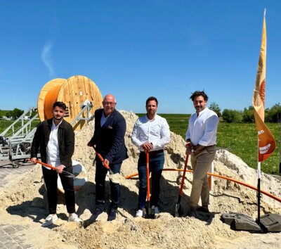 Bildunterschrift  v.l.n.r.: Omer Kosuta (Salko Bau), Bürgermeister Hans-Peter Heikens, Florian Nierke (Glasfaser Nordwest) und David Braun (Salko Bau) beim gemeinsamen Spatenstich im Ortsteil Ditzum der Gemeinde Jemgum. (Bild vergrößern)