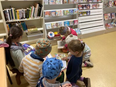 „Wackelzähne“ auf Entdeckungstour in der Bibliothek