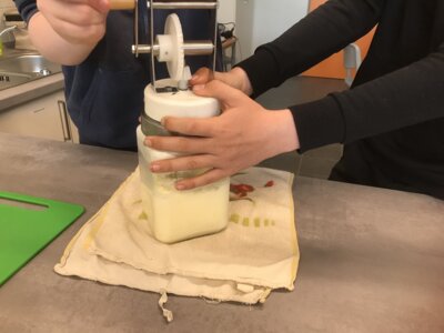 Butter im Butterglas selber herstellen (Bild vergr&ouml;&szlig;ern)