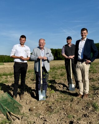 Foto: v.l.n.r.: Johannes Steinfort (Leiter Digitalisierung und Außenbetrieb am Hofgut Neumühle), Hans-Ulrich Ihlenfeld (Bezirkstagsvorsitzender) und  Dr. Jason Hayer (stellv. Einrichtungsleiter und Leiter Tierhaltung, Aus- und Fortbildung am Hofgut Neumühle)