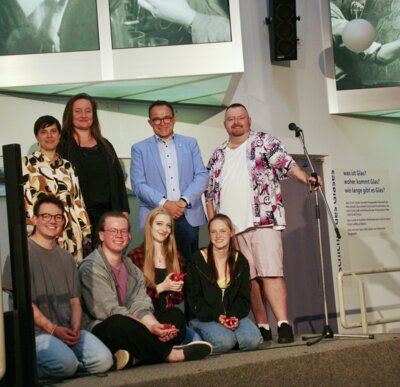 Foto: Der Poet - Obere Reihe v. l.: Saskia Wagner, Ellen Kabelitz, Lars Obermann, Marvin Seeligmann; untere Reihe v. l.: Luca Pfeiffer, Kiwi, Cirida Somia und Sharon (Bild vergrößern)