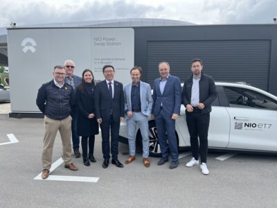 Von links nach rechts:  Dominik Hieber, Alexander Hieber (produzieren bundesweit die Fundamente der Stationen), Sina Gärtner und Hui Zhang (Vice President) von NIO Europe, Bürgermeister Bernhard Uhl sowie Sortimo-Chef Klaus Emler und Sortimo-Mitarbeiter Dominik Chytry (Bild vergrößern)