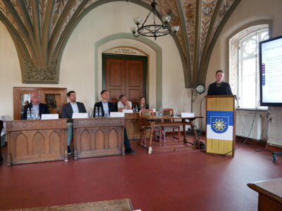 Foto: Rolandstadt Perleberg/Renè Hill | Heinrich Böing (rechts) sowie Vertreter der PVU und der Rolandstadt Perleberg informieren im Großen Sitzungssaal des Rathauses über den Stand der kommunalen Wärmeplanung und kommen mit den Einwohnern ins Gespräch.