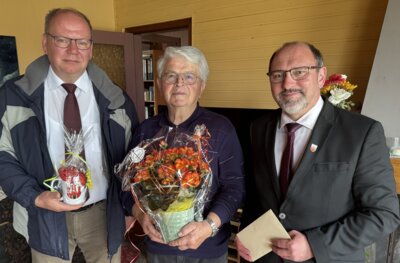 Dr. Philipp Wacker (r.) und Ralf-Thomas Schulz (l.) gratulierten dem Ehrenbürger Dr. Wolfgang Dost.