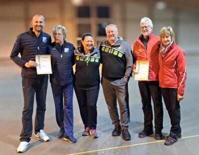 Von links: SV Helios-Daglfing, SV Weichs II, SV Ernsgaden I mit Edith und Edmund Tullius. (Bild vergrößern)