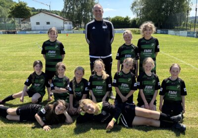 "Freiwillige" Mädchen spielen ihr 1. Fussballturnier