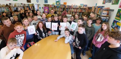 Ein Abschied voller Geschichten: Grundschüler feiern den letzten Tag der Bibliothekarin, Frau Seidel (Bild vergrößern)