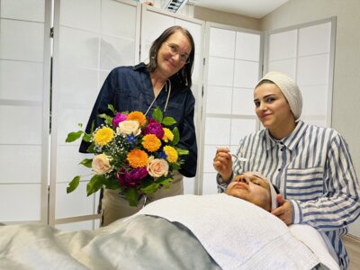Gabriele Hahn (I) gratulierte Sara Marah zur Eröffnung ihres Kosmetikstudios in der Johannes-Runge-Straße 9 I Foto: Martin Ferch (Bild vergrößern)