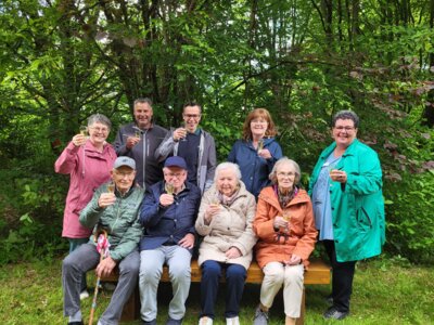 Auf dem Bild sind zu sehen: Petra Löhr, Beate Löser, Marko Bach, Volker Bernd und einige Seniorinnen und Senioren des Alten- und Pflegeheims St. Hildegard