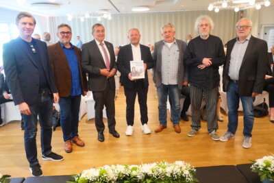 Bei der Buchpremiere im Schlossberg Hotel Homburg (v. l.): Nicolas Bertholet, Stefan Wirtz, Landrat Dr. Theophil Gallo, Cavaliere Giuseppe Nardi, Martin Baus, M. A., Volker Schmidt-Gliaugir und Wolfgang Kerkhoff.