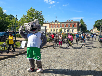 Das Stadtmaskottchen Willy Wolf ist immer dabei. Im vergangenen Jahr war Ziel und Endpunkt der Sommertour die Museumsfabrik. Foto: Stadt Pritzwalk (Bild vergr&ouml;&szlig;ern)