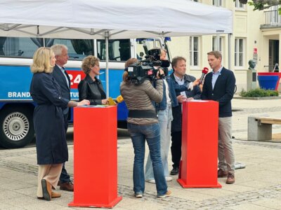 stellv. Bürgermeister Martin Hahn im Gespräch mit rbb-Reporterin Ulrike Finck I Foto: Martin Ferch (Bild vergrößern)