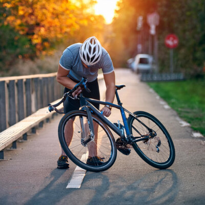 Adobe InDesign KI-generiertes Bild / Fahrradfahrer hat Panne