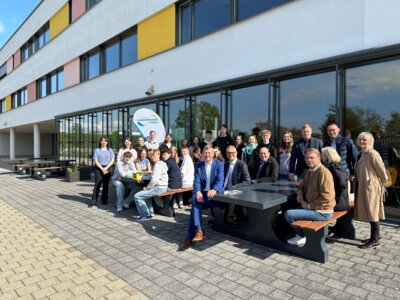 20250507_Übergabe Sitzbänke SeeCampus_Bilder Landkreis OSL_Nora Bielitz_1 web (Bild vergrößern)