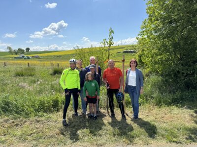 Stadtradeln-Koordinator Ingo Kuhlmey, Bürgermeister Lars Obermann, Judith Sommer (Fraktion Freie Liste) mit Kind, Frank Bischoff (Fraktion Freie Liste), Stadtradeln-Sieger Uwe Wenzel und Erste Stadträtin Ute Krug (Fraktion Freie Liste) (Bild vergrößern)