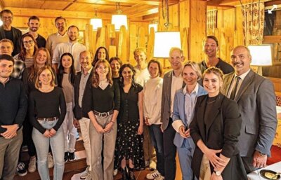 Tauschten sich aus: Die angehenden Ärztinnen und Ärzte mit den erfahrenen Kollegen vom Ärzte-Netzwerk. Am Netzwerk-Treffen nahmen auch Bad Griesbachs 3. Bürgermeister Bernhard Gruber (vorne v.r.), Lisa Fraunhofer von der Gesundheitsregion und stellvertretende Landrätin Cornelia Wasner-Sommer teil. − Foto: Rehafachzentrum