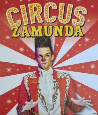 Der Zirkus Zamunda gibt für die Grundschule Jarmen eine Vorstellung.