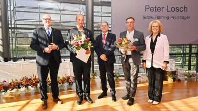 Peter Losch (2. v. l.) mit Danny Eichelbaum (Kreistagsvorsitzender), Andreas Koch, (Vorstandsmitglied der MBS Potsdam und Laudator), David Kaluza (Amtsdirektor Dahme/Mark), Kornelia Wehlan (Landrätin) – v. l. n. r. (Bild vergrößern)