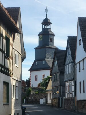 Bildrechte: Stephan Brandenfels  - Blick auf die evangelische Kirche in Glauberg – eine Station der erlebnisreichen Ortsbegehung durch das historische Dorfensemble (Bild vergrößern)