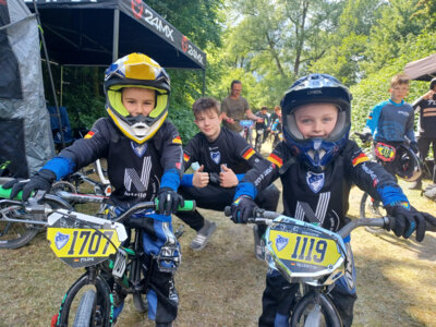 Die Kleinsten ganz groß: BMX-Youngsters Valentin Gehrsen und Filipe Reketzky fahren bei ihrem zweiten Rennen direkt ins Finale (Bild vergrößern)