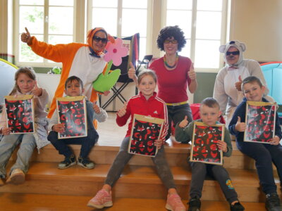 Foto: Rolandstadt Perleberg/Renè Hill | Auch die Kinder der Kita „Piccolino“ ließen sich nach der Veranstaltung mit KESS, Drops und Sunny zur Erinnerung fotografieren.