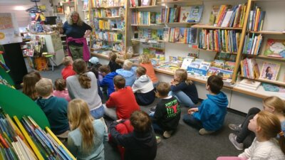 Klasse 4 besucht im Rahmen des Welttags des Buches 2025 eine Buchhandlung in Unna (Bild vergrößern)